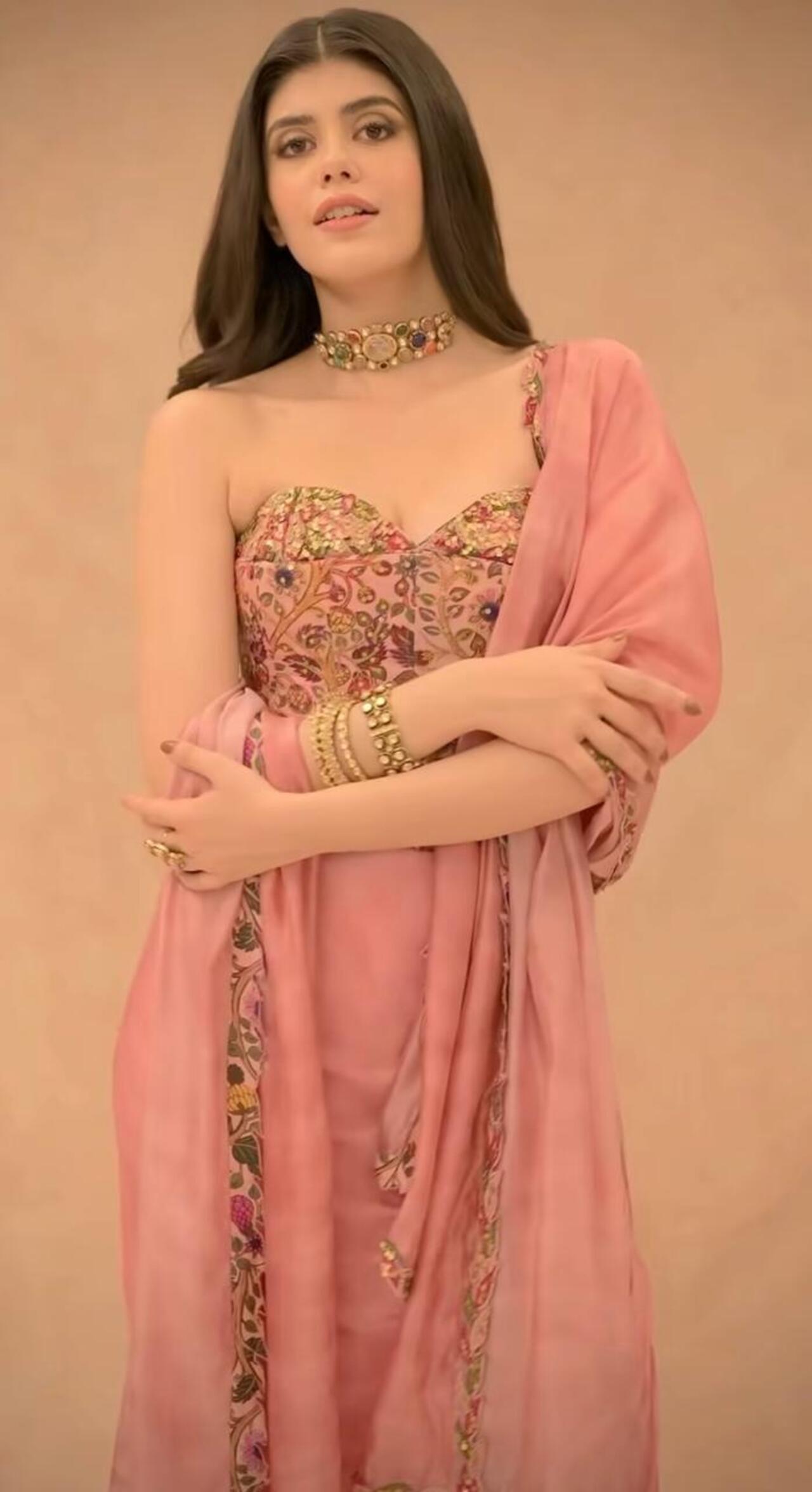 In a peach saree fused with a floral strapless blouse, Sanjana gave us the perfect Indo-Western silhouette. Mesmerising and experimental, it showcased her ability to blur boundaries between traditional and modern with effortless grace.